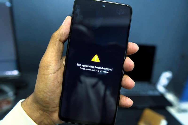 phone shows a system failure warning message smartphone warning snapchat error.jpg
