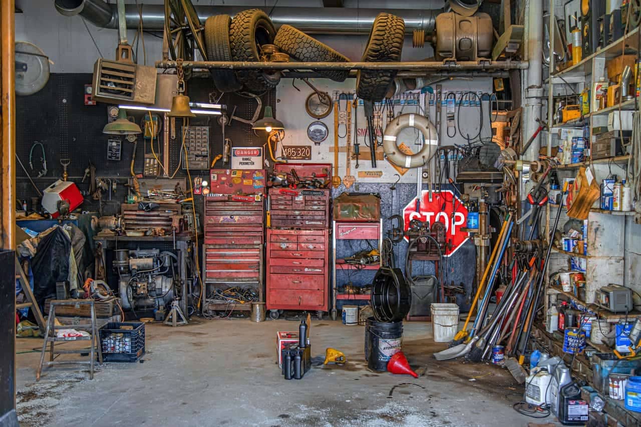 unorganized garage.jpg